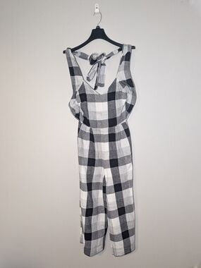 EUC Moon River Plaid Jumpsuit Small Wide Leg Smocked Back Tie Strap Black White